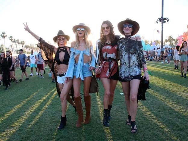 Alessandra Ambrosio y sus amigas en el festival de Coachella./Gtres