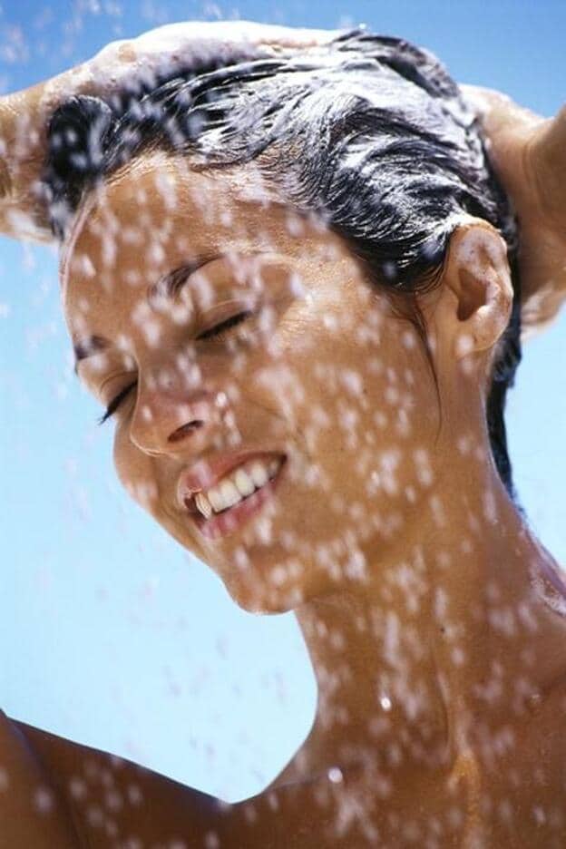 Mujer lavándose el pelo./Gtres