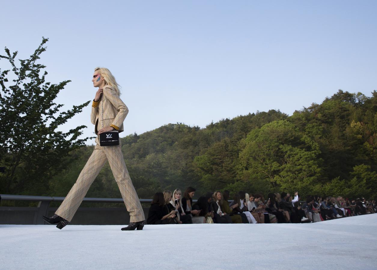 Traje y botines de Louis Vuitton