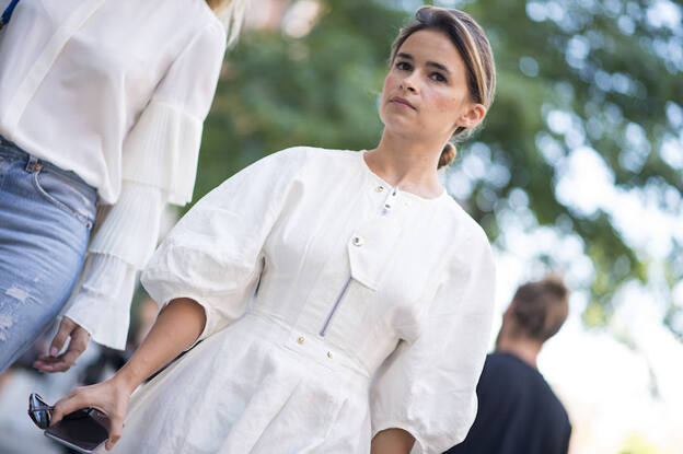 La bloguera Miroslava Duma con un vestido blanco en la Semana de la Moda de Nueva York/Imaxtree