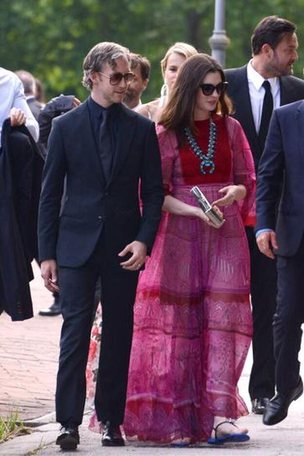 Anne Hathaway, con vestido de Valentino, junto a su pareja