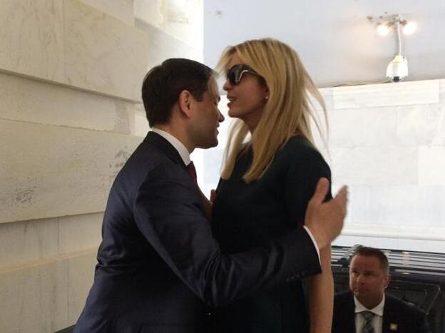 Ivanka Trump, rígida ante el abrazo de Marco Rubio./d. r.