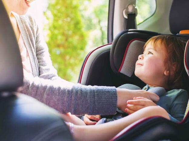 Un niño en el interior de un coche./adobe stock