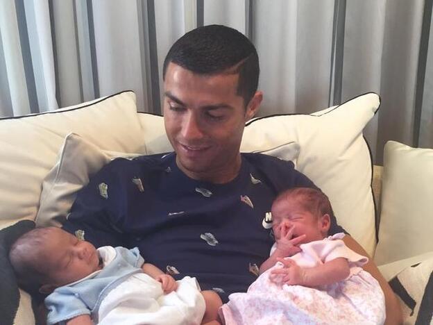 Cristiano Ronaldo con sus mellizos recién nacidos./Instagram