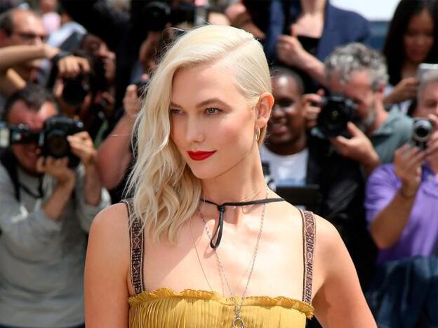 Karlie Kloss con su nuevo color de pelo: rubio platino en París./Cordon Press