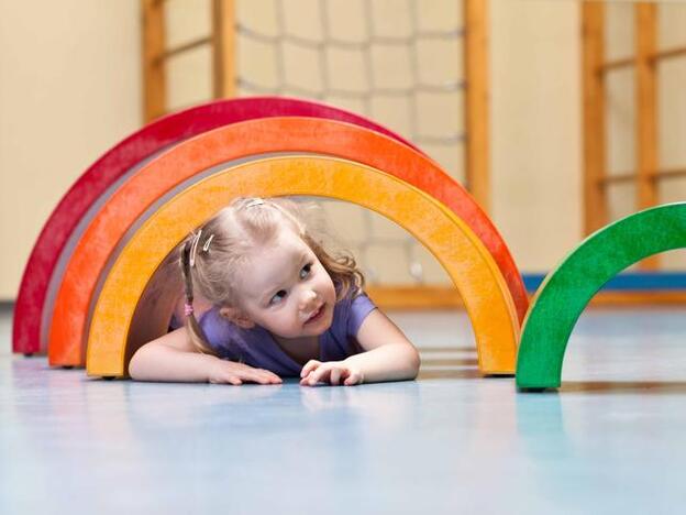 Un aniña jugando en la guardería./adobe stock