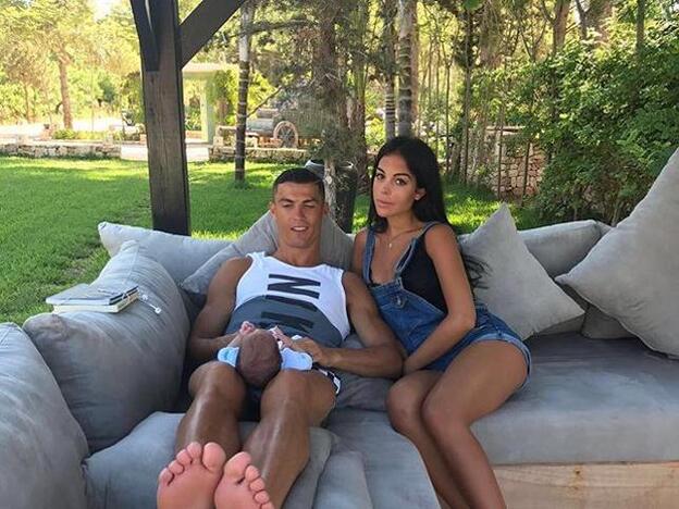 Ronaldo y Georgina junto a uno de los mellizos del jugador, nacido de un vientre de alquiler./Instagram