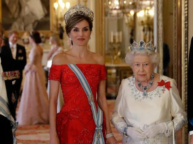 La reina Letizia junto a Isabel II./gtres