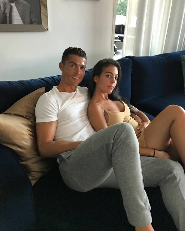 Cristiano Ronaldo y Georgina acariciando ambos la tripa de ella./Instagram