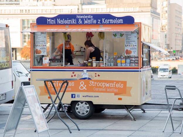 Una furgoneta ambulante vendiendo comida en una de las calles de Polonia/gtres