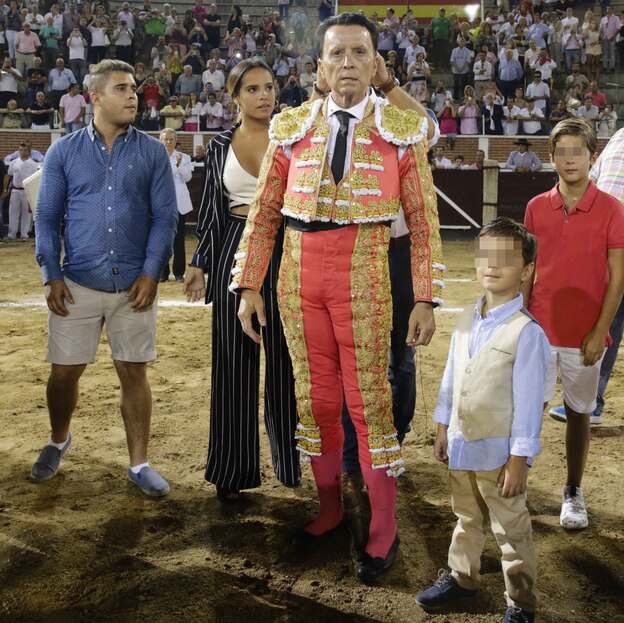 Sus hijos fueron los encargados de cortarle la coleta.