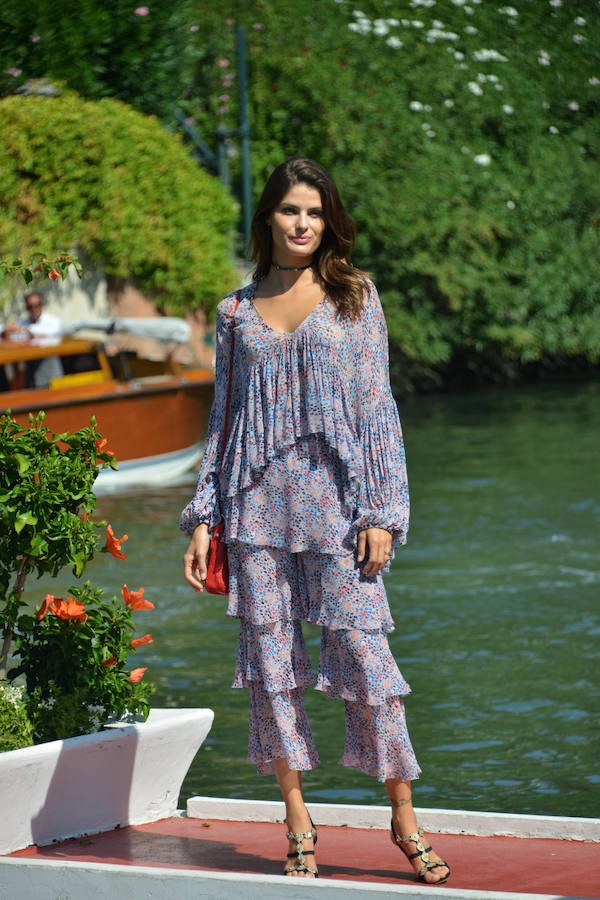 Los mejores looks de día de la 74ª Mostra de Venecia, día 1: Isabeli Fontana