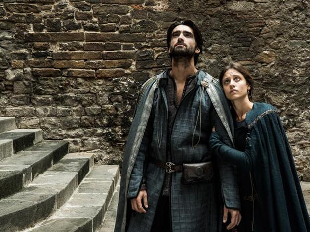 Aitor Luna y Michelle Jenner son los protagonistas de 'La Catedral del Mar', la esperada serie basada en la novela de Ildefonso Falcones./Antena 3/Javier de Agustín