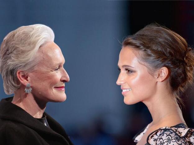 A la izquierda, Glenn Close, que clausurará el festival con la película 'La buena esposa'. Junto a estas líneas, Alicia Vikander, protagonista de la cinta inaugural, Inmersión, de Wim Wenders./getty