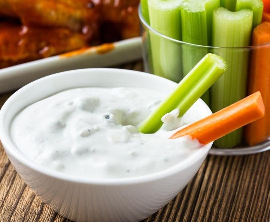 Picoteo sano y snacks saludables: tzatziqui con crudités