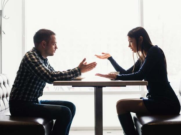 Una pareja discutiendo./adobe stock