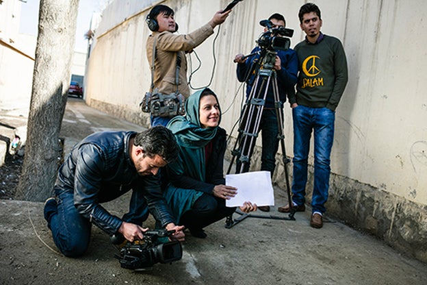 La suizo-afgana Hamida, con su equipo durante un rodaje en las calles de Kabul.