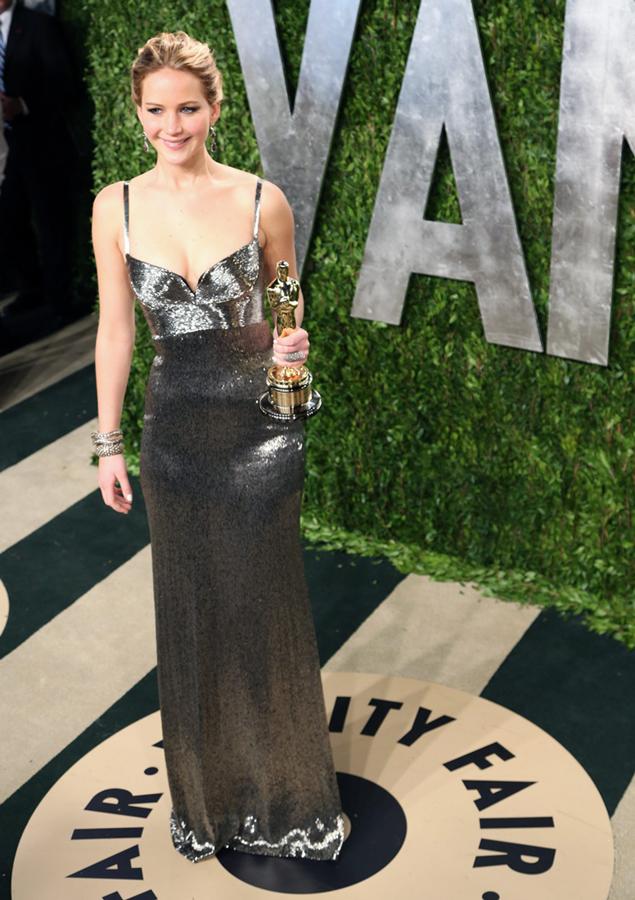 Jennifer Lawrence celebra su Oscar en la fiesta de Vanity Fair de 2013