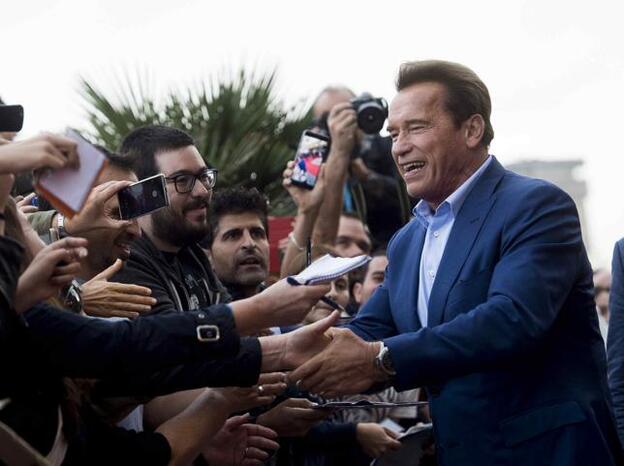 Arnold Schwarzenegger se da un baño de masas en Donostia./gtres.