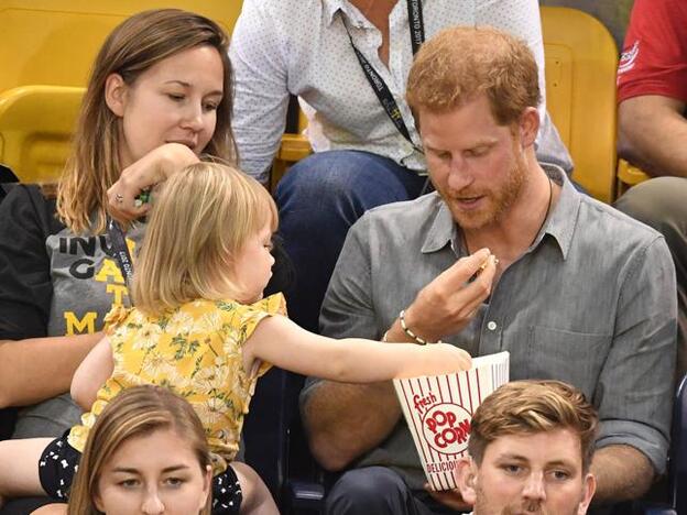 La niña de dos años es hija de unos de los deportistas que disputaba el encuentro./gtres