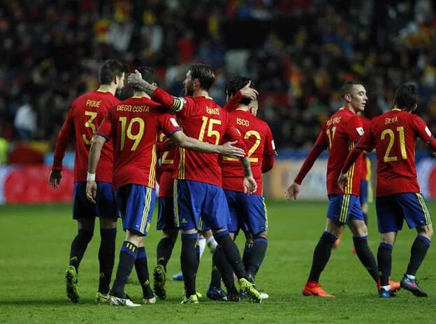 Integrantes de La Roja celebrando un gol contra Israel./cordon press.