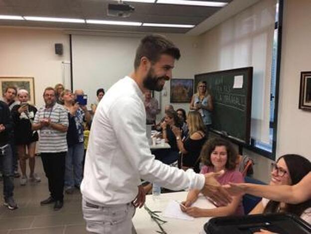 Piqué votando en el referendum.