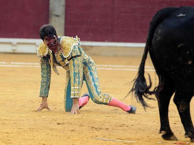 Cayetano Rivera instantes después de recibir la cornada./efe.