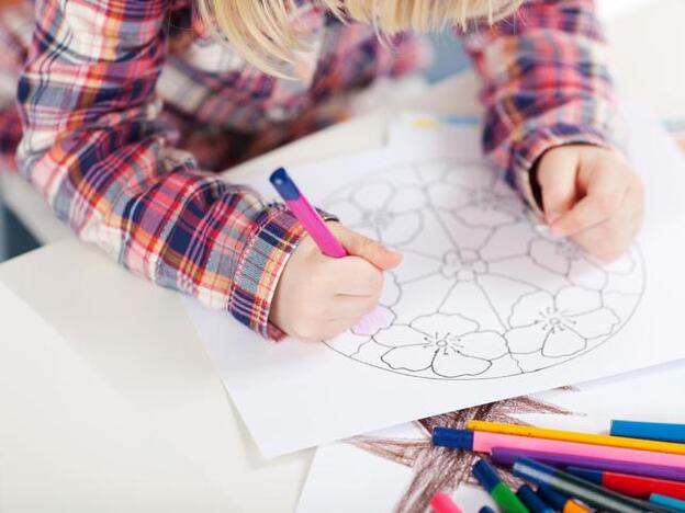 Un niño pintando mandalas./adobe stock