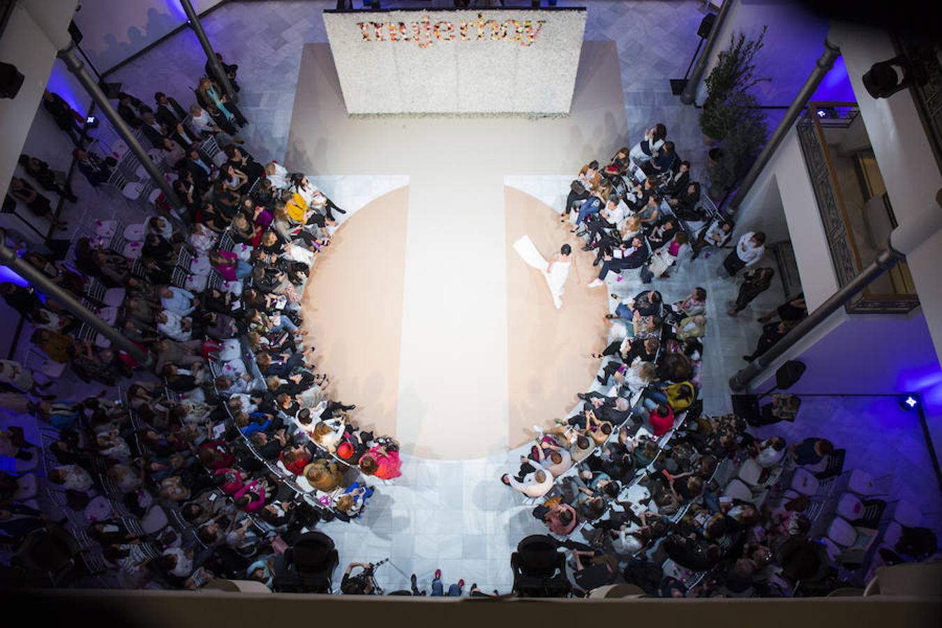 Llenazo en el desfile Mujerhoy Novias Couture 2017