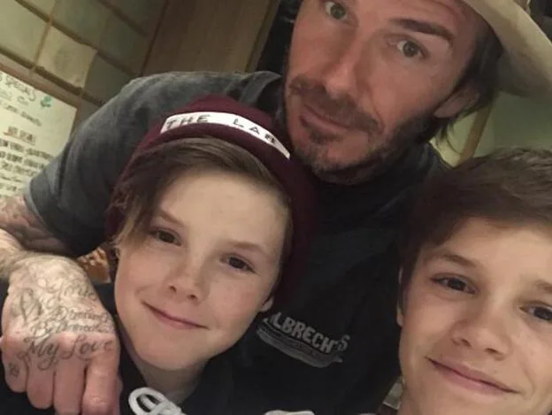 Cruz y Romeo Beckham con su padre./Instagram
