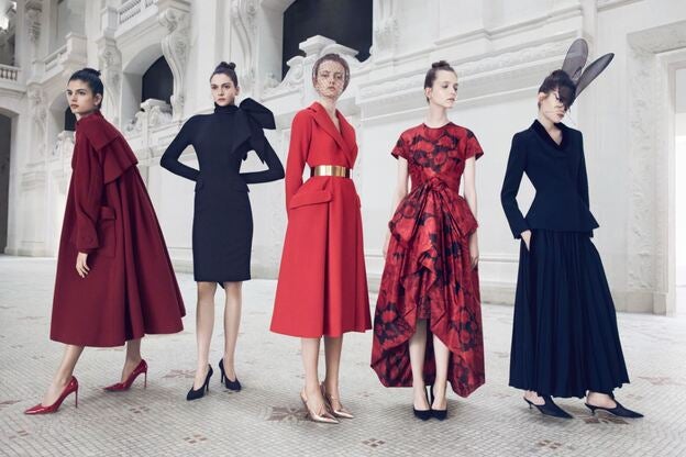 De izda. a dcha., abrigo de Christian Dior (1948), vestido de Gianfranco Ferré (1989), abrigo de Raf Simons (2012), vestido de Saint Laurent (1960) y traje de Maria Grazia Chiuri (2017).