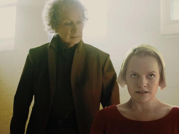 El cameo de Atwood en 'El cuento de la criada', con Elizabeth Moss.