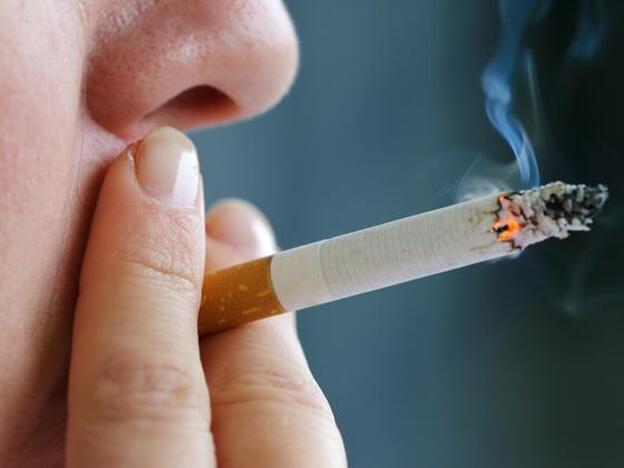 Una mujer fumando./getty