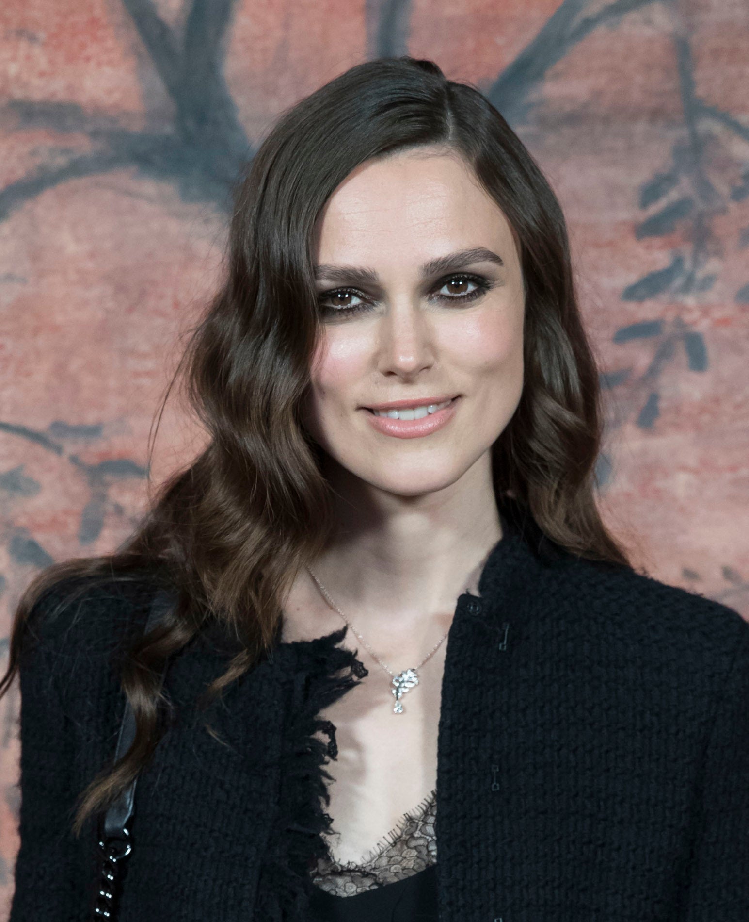 Keira Knightley con raya a un lado