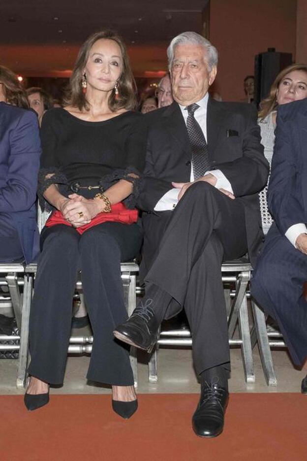 Mario Vargas Llosa e Isabel Preysler en el 25 aniversario del Museo Thyssen de Madrid./cordon press.