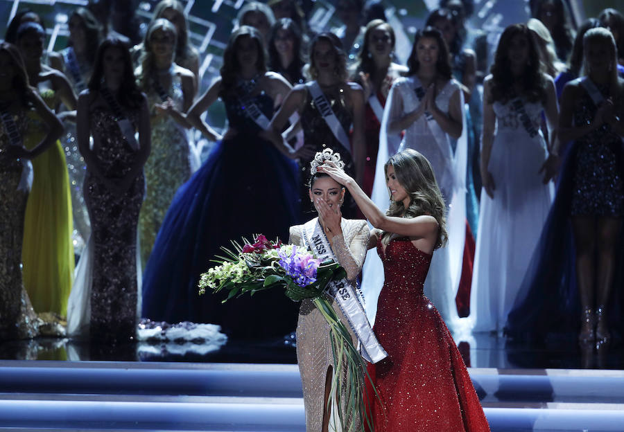 Miss Universo 2017: La ganadora es coronada por su predecesora