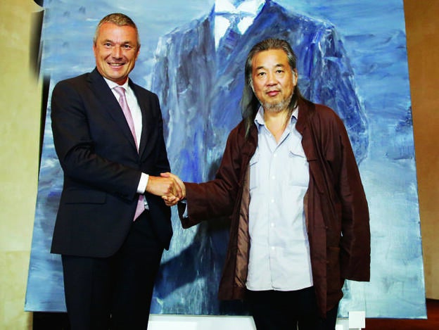 Babin, CEO de Bulgari junto al artista Yan Pei-Ming, que ha pintado un cuadro del fundador de Bulgari para decorar una estancia del hotel.