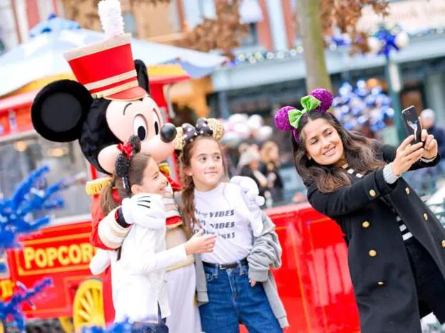 Salma Hayek posa, junto a su hija y una amiga, para hacerse una foto con Mickey Mouse.