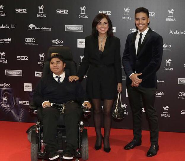 La presentadora junto a sus hijos, Gustavo y Diego./gtres