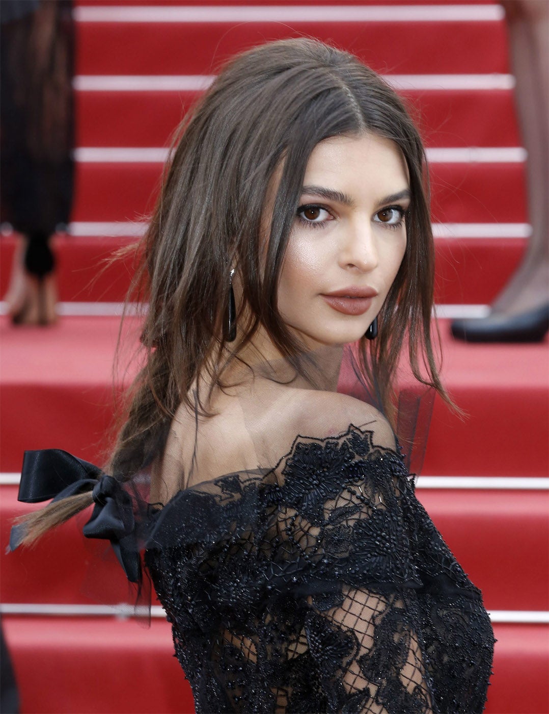 Los mejores peinados de las famosas en 2017: Emily Ratajkowski con trenza semideshecha