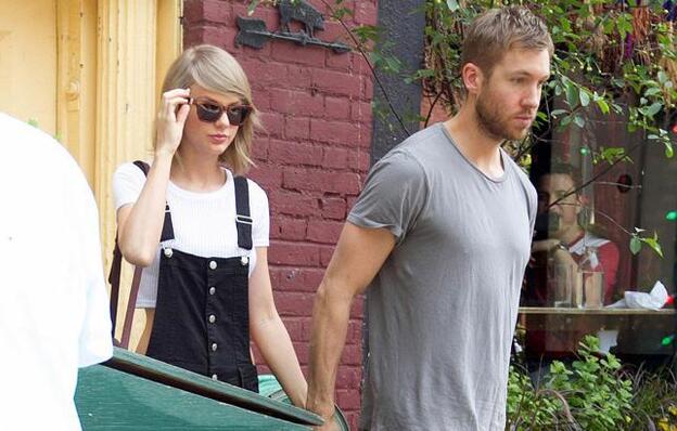 La cantante Taylor Swift junto a su expareja Calvin Harris, después de comer en el conocido restaurante.