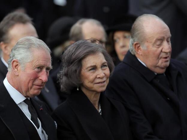 Don Juan Csrlos y Doña Sofía junto a Carlos de Inglaterra en el funeral de Miguel de Rumanía./GTRES