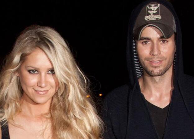 El cantante Enrique Iglesias y su pareja la tenista Anna Kournikova./twitter