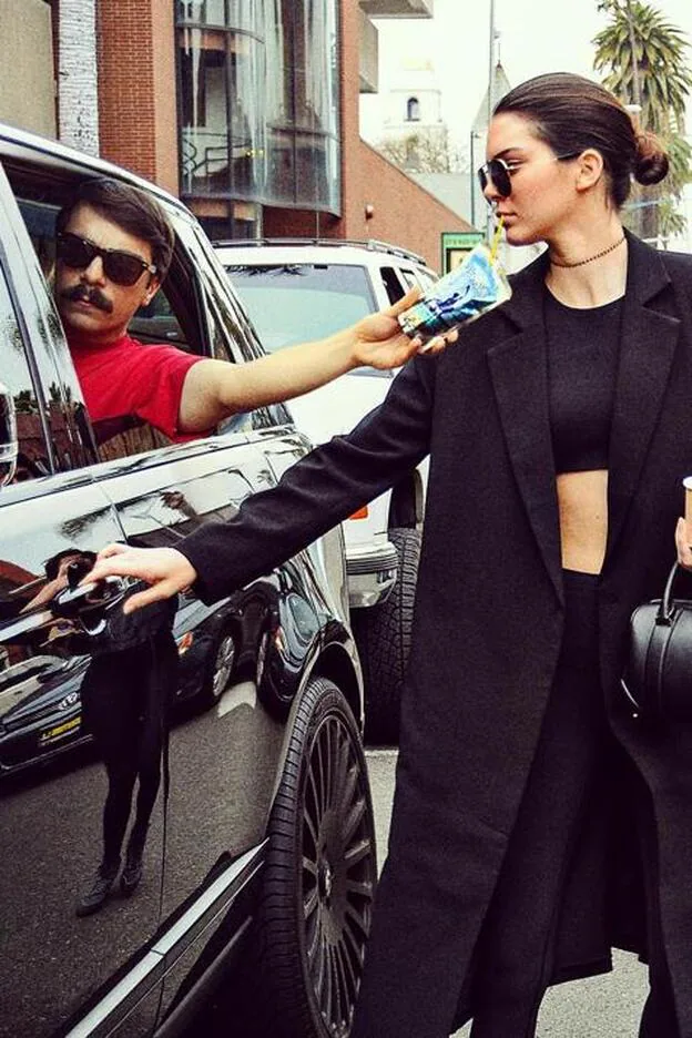 Foto tratada con photoshop de Kirby Jenner con la modelo Kendall./Instagram