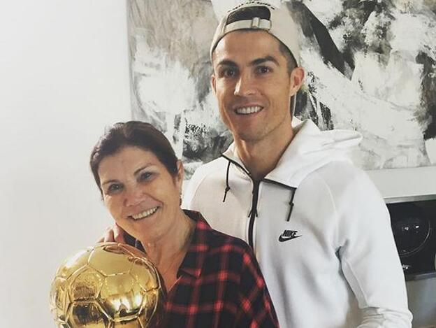 La madre de Cristiano Ronaldo tiene el bolso que toda fashion victim desea