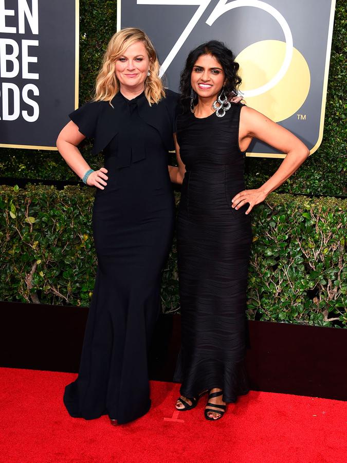 Parejas en la alfombra roja de los Globos de Oro 2018: Amy Poehler y Saru Jayraman