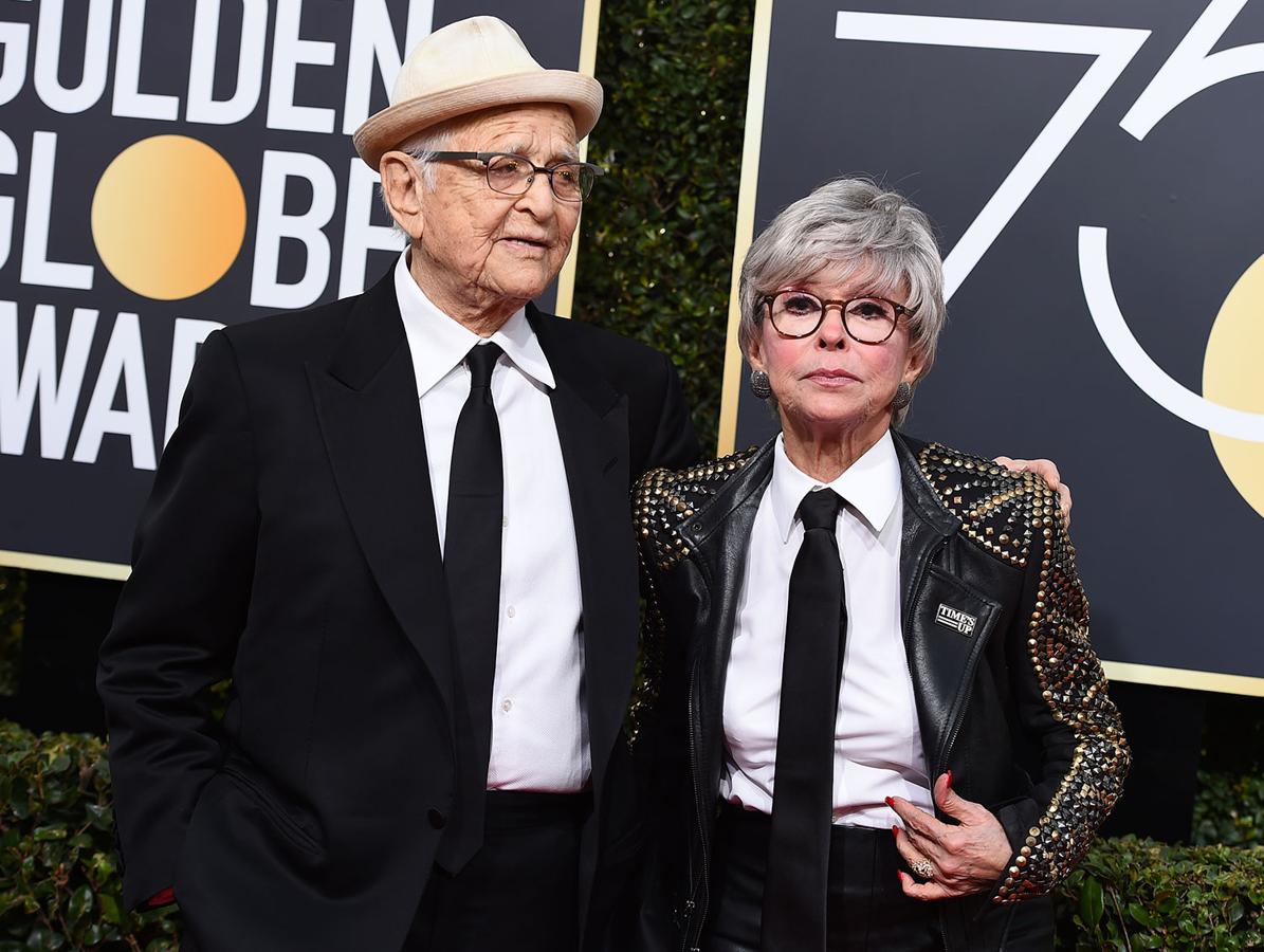 Parejas en la alfombra roja de los Globos de Oro 2018: Norman Lear y Rita Moreno