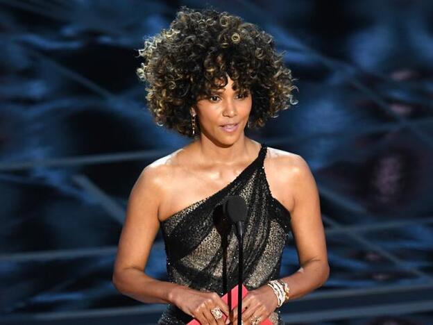 Halle Berry con el pelo rizado, un cabello que necesita cuidados especiales para estar así de bonito./Getty Images