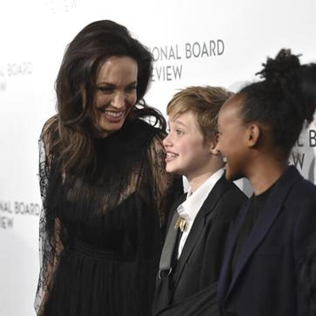 Angelina Jolie, Knox Leon Jolie-Pitt y Zahara Marley Jolie-Pitt durante la gala 2018 The National Board Of Review