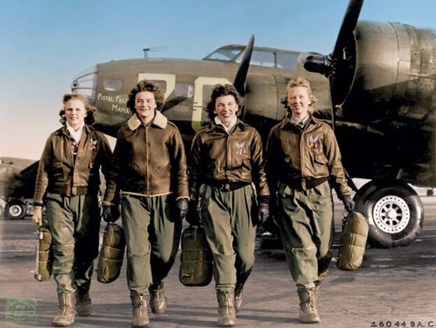 Mujeres piloto en la Segunda Guerra Mundial, junto a su bombardero B-17 (1944). Autor desconocido./d.r.